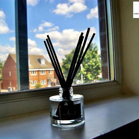 2 Bedroom Apartment At Dagenham , Adonai Serviced Accommodation, Free Wifi And Parking Kültér fotó